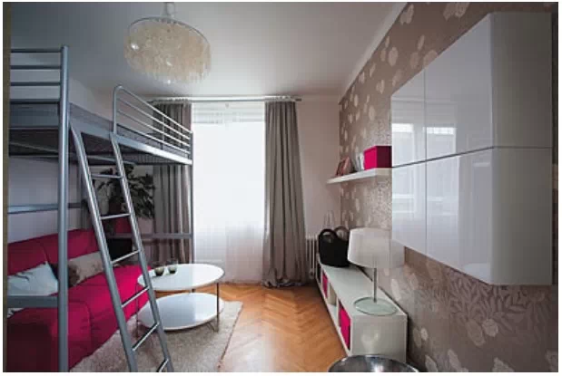 Металлические кровати с дополнительными функциями: полки, ящики и другие решения